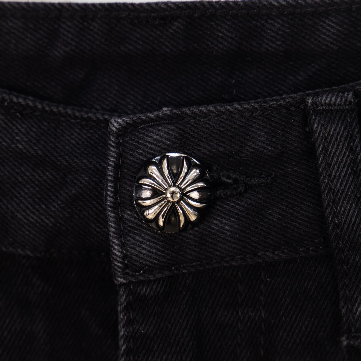 P260 Chrome Hearts Black Pants Sanskrit Black and White Patch Leather Jeans CH jeans need to be washed and then disassembled and hand-stitched with sheepskin cross leather and then spliced ​​together to complete. The whole piece has too many craftsmanship to explain, patchwork cross pattern embellishment, high-waisted washed jeans! ! Absolutely high-end luxury products, god-level single products and super popular products, made with top heavy industry, a must-see magic weapon. Customized hardware. The fabric is thick and soft after washing. It has good breathability. Customized small leather label. Unique design. The details are simple and elegant, and the workmanship is exquisite. The entire trousers are neatly routed and the details are in place! It’s so cool that both men and women can easily control the genderless trend! Style number: 1875# Color: black Size: 28 30 32 34